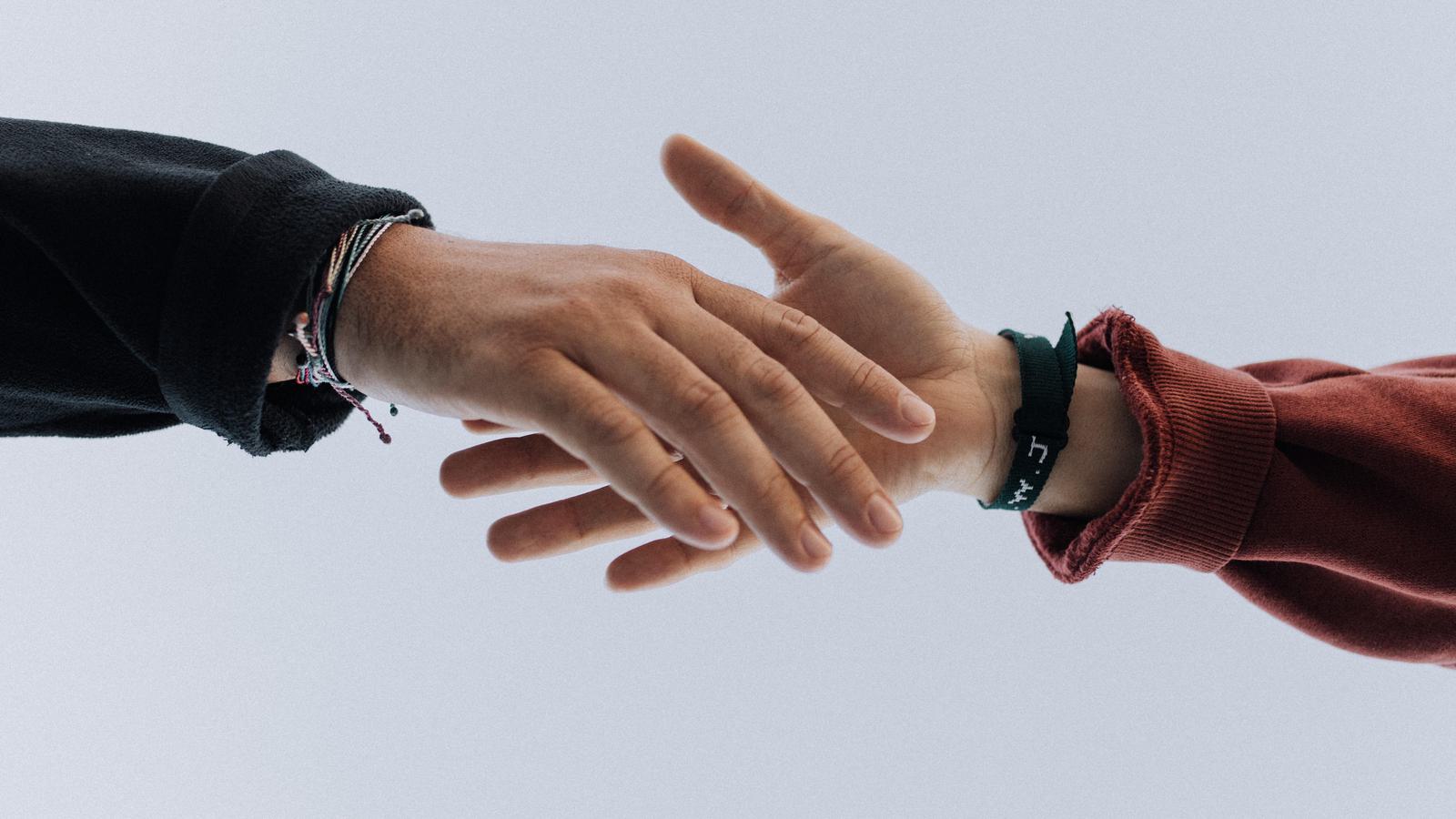 hands-shake-volunteer