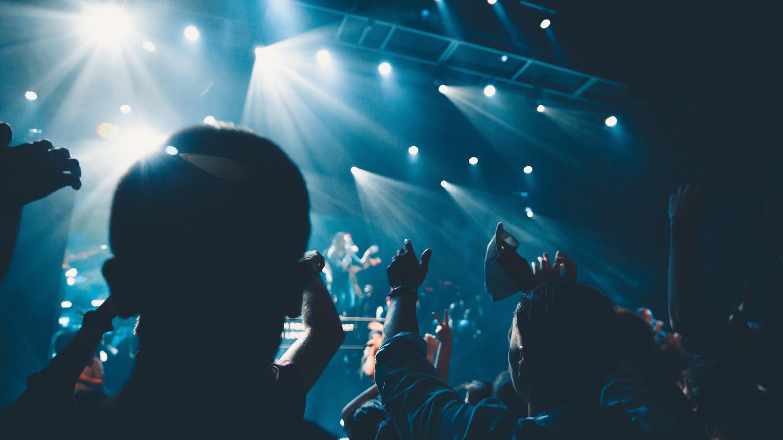 worship-stage-lights-crowd