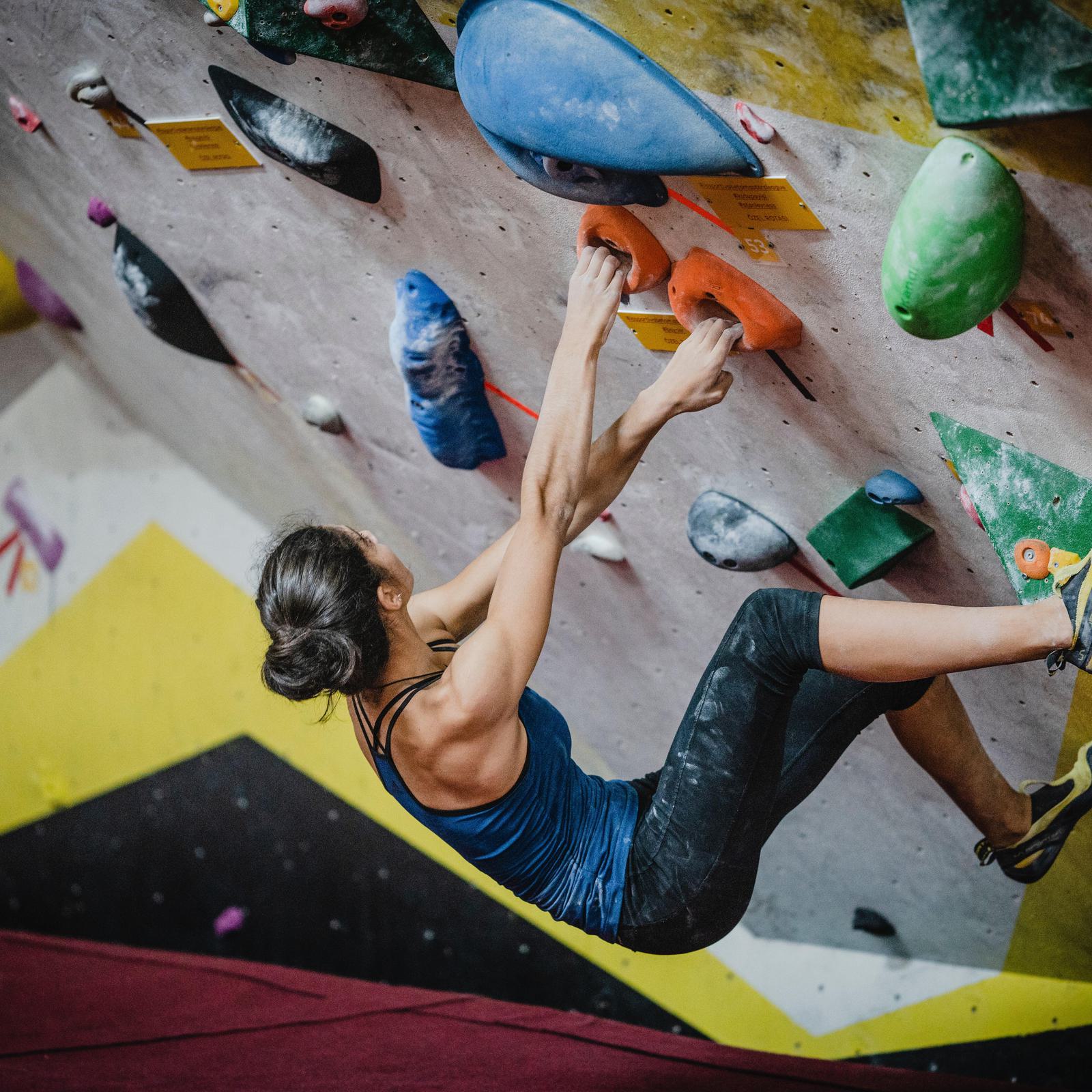climb-bouldering-fearless-woman