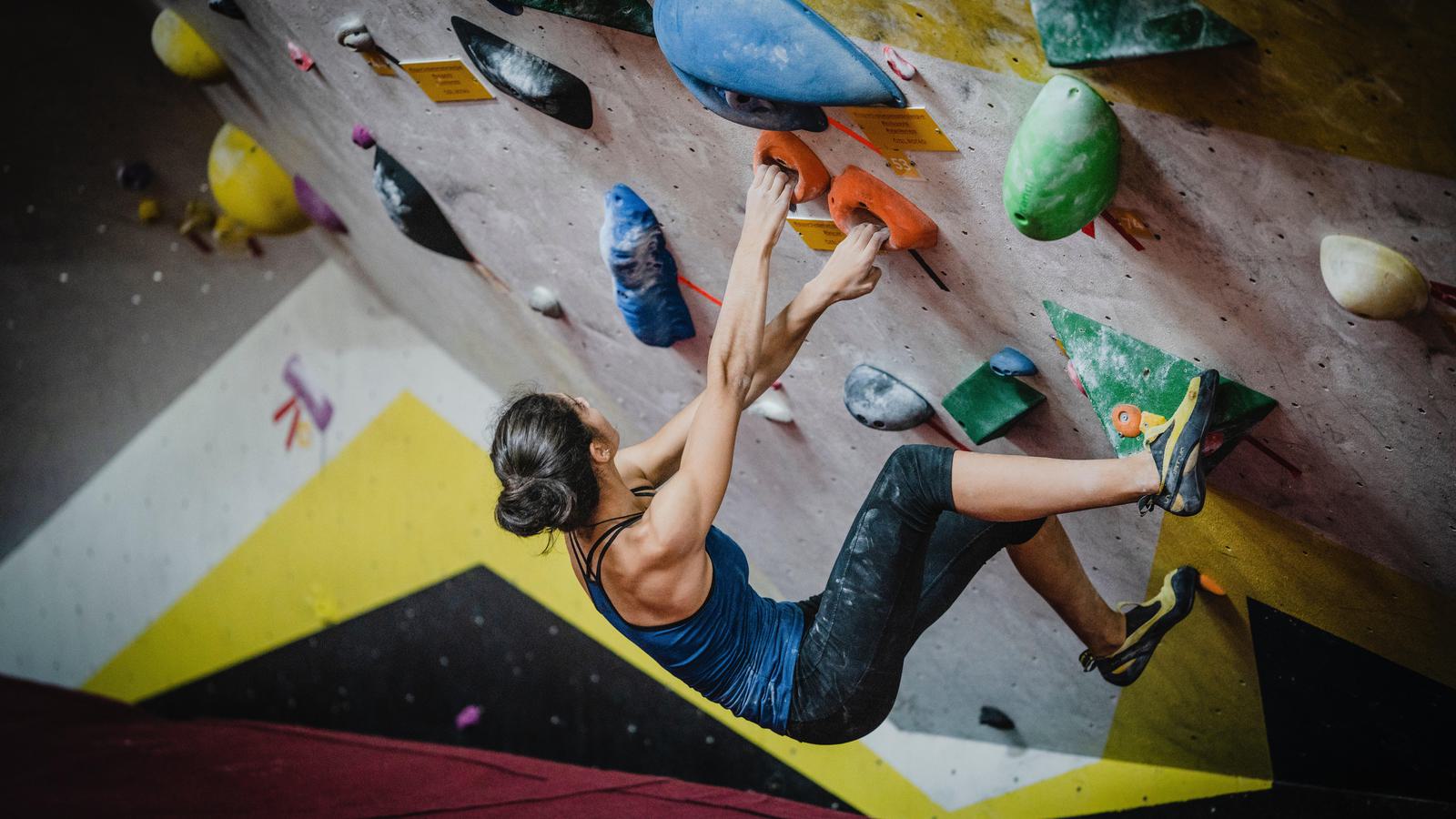 climb-bouldering-fearless-woman